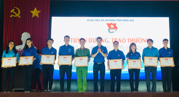 Đồng chí Bùi Quang Huy - Bí thư Trung ương Đoàn  trao tặng bằng khen cho các tập thể xuất sắc trong chiến dịch thanh niên tình nguyện Hè 2018
